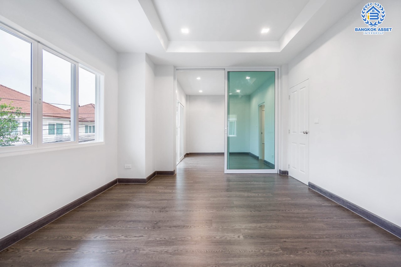 บ้านมือสองตกแต่งใหม่ ดีไซน์ Classic แบรนด์ AP ม.เดอะเซนโทร รัตนาธิเบศร์-ราชพฤกษ์  เนื้อที่ 50.8 ตร.ว. ฟังก์ชันจัดเต็ม 3 ห้องนอน 3 ห้องน้ำ จอดรถได้ 2 คัน บนทำเลศักยภาพ เชื่อมต่อหลายเส้นทางทั้ง ถ.ราชพฤกษ์ ,ถ.รัตนาธิเบศร์ และถ.กาญจนาภิเษก และเพียง 5 นาทีถึงรถไฟฟ้า "สถานีบางพลู"...